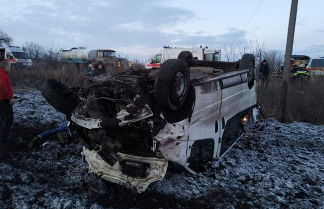 Смертельная авария: под Харьковом перевернулся пассажирский автобус, фото