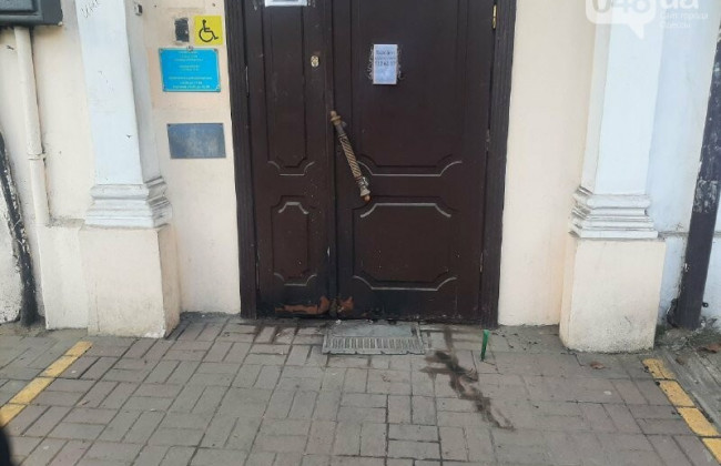 Недовольна размером пенсии: одесситка подожгла двери областного управления Пенсионного фонда