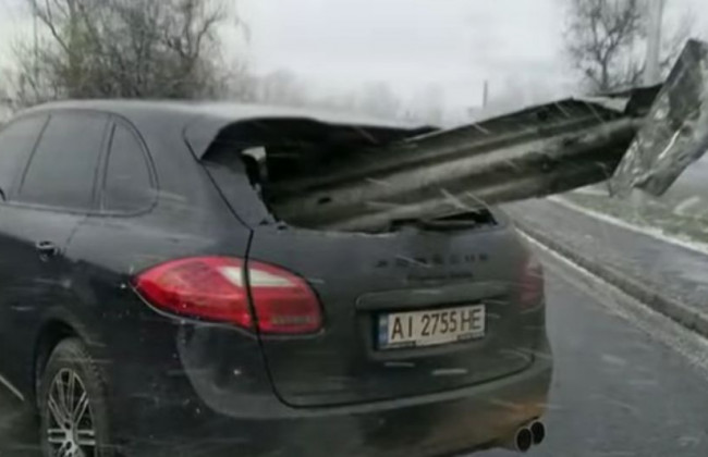 Серьезное ДТП в Киеве: Porsche влетел в отбойник, видео