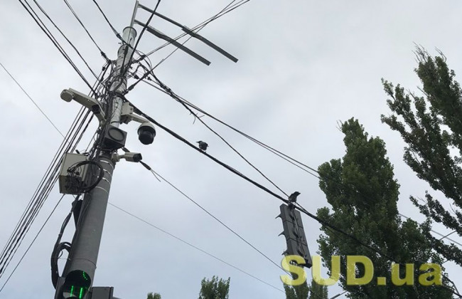 В Киеве фонарный столб упал на автомобиль, видео