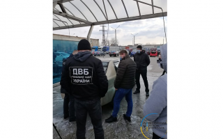 Валютний хабар за нерозголошення інформації про колегу: у Миколаєві затримали копа