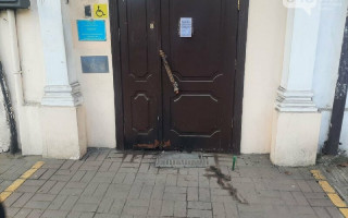 Недовольна размером пенсии: одесситка подожгла двери областного управления Пенсионного фонда