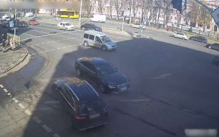 У центрі Києва водій з ознакам наркотичного сп'яніння влаштував ДТП, відео