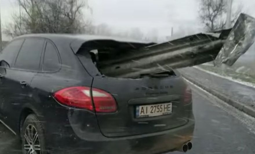 Серьезное ДТП в Киеве: Porsche влетел в отбойник, видео