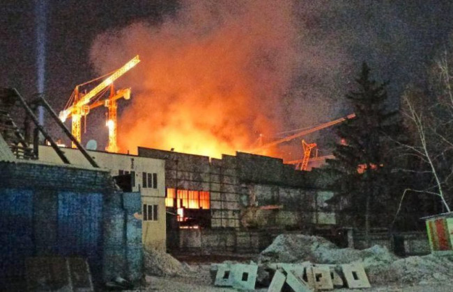 На столичной стройке вспыхнул сильный пожар, фото