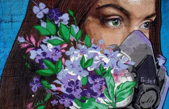 У Києві з'явився новий мурал, присвячений боротьбі з коронавірусом