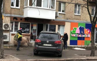 В Киеве очередной «герой парковки» перекрыл машиной тротуар