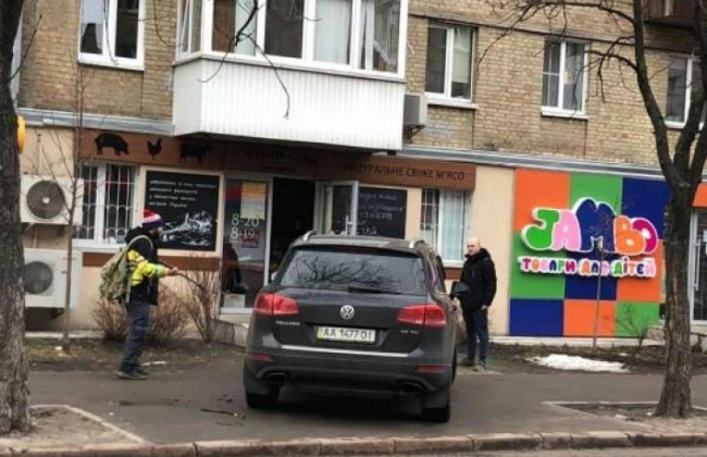 В Киеве очередной «герой парковки» перекрыл машиной тротуар
