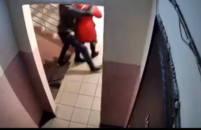 На Оболоні чоловік душив літню жінку дерев'яним бруском, щоб вкрасти сумку: відео