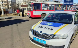 В Николаеве мужчина набросился с кулаками на женщину-водителя троллейбуса