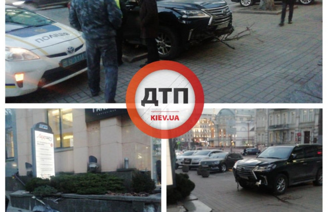 В центре Киева авто врезалось в здание