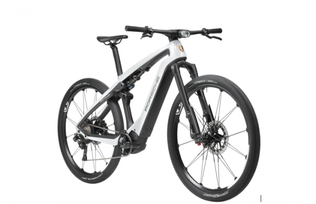 Быстрые и мощные: Porsche представила электровелосипеды, фото