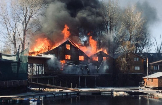 У Києві палають дерев’яні будинки: Гідропарк огорнуло чорним димом