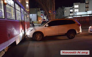 В Николаеве известный бизнесмен на автомобиле въехал в трамвай
