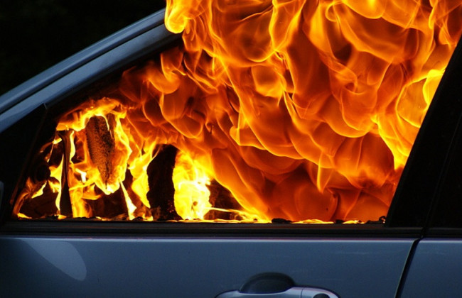 Под Днепром мужчина за 5 тысяч гривен сжег два автомобиля: фото