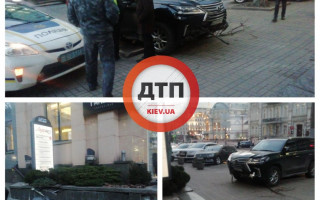 В центре Киева авто врезалось в здание