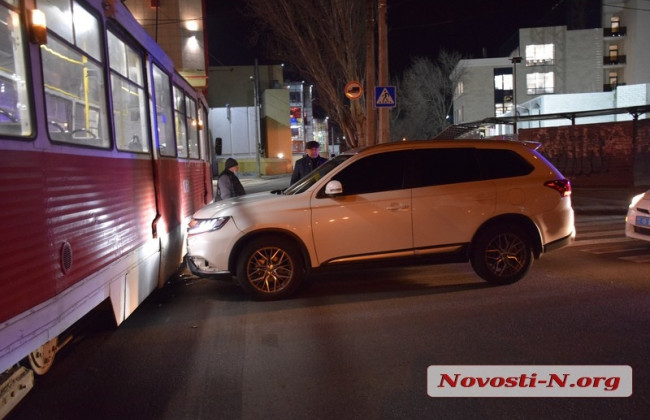 В Николаеве известный бизнесмен на автомобиле въехал в трамвай