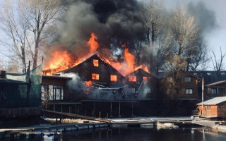 У Києві палають дерев’яні будинки: Гідропарк огорнуло чорним димом