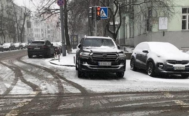 Поліція оштрафувала Давида Арахамію, який залишив Toyota Land Cruiser на пішохідному переході