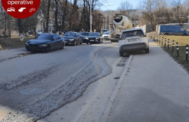 У Києві бетонозмішувач залив половину дороги будматеріалом