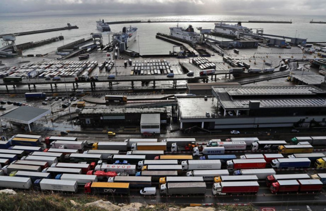 Великобритания откладывает пограничные проверки Brexit для товаров, прибывающих из Европы