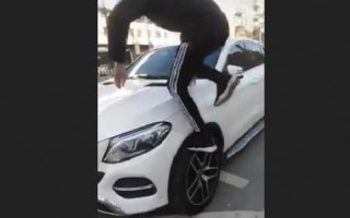 В Киеве парень пробежался по капоту дорогого автомобиля