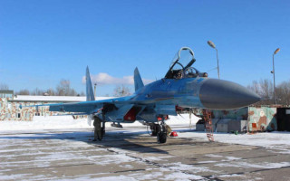 Під Києвом військовий літак на буксирі потрапив у ДТП