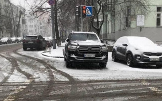 Поліція оштрафувала Давида Арахамію, який залишив Toyota Land Cruiser на пішохідному переході