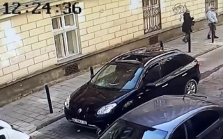 Во Львове фасад дома обрушился на автомобиль: видео