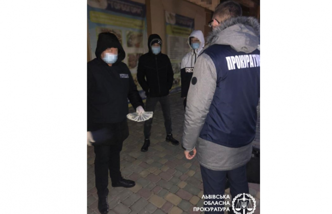 $15 000 за дозвіл на будівництво автомийки: на Львівщині затримано директора КП