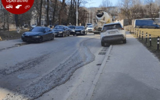 У Києві бетонозмішувач залив половину дороги будматеріалом