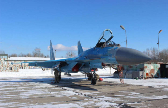 Під Києвом військовий літак на буксирі потрапив у ДТП