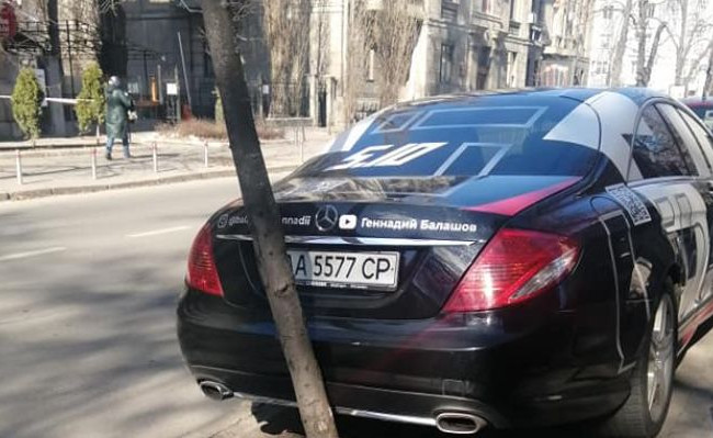 В Киеве Mercedes запарковали прямо «на дереве», фото