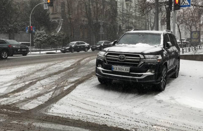 В Киеве на пешеходном переходе припарковал авто главный «Слуга народа»