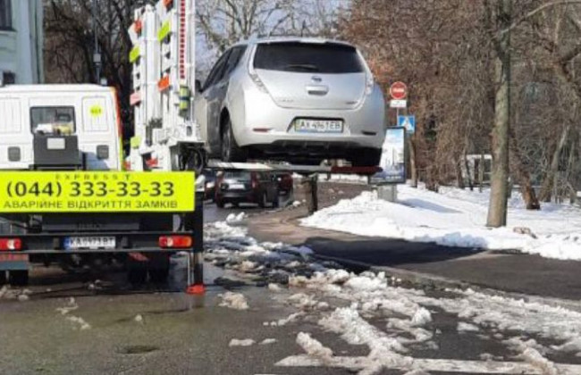 В Киеве эвакуировали автомобиль известного «Слуги народа» за нарушение ПДД, фото