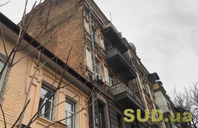 В Киеве девушка повесилась в подъезде многоэтажки