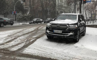 В Киеве на пешеходном переходе припарковал авто главный «Слуга народа»