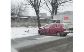 В Киеве в серьезном лобовом ДТП столкнулись грузовик и легковушка