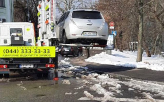 В Киеве эвакуировали автомобиль известного «Слуги народа» за нарушение ПДД, фото