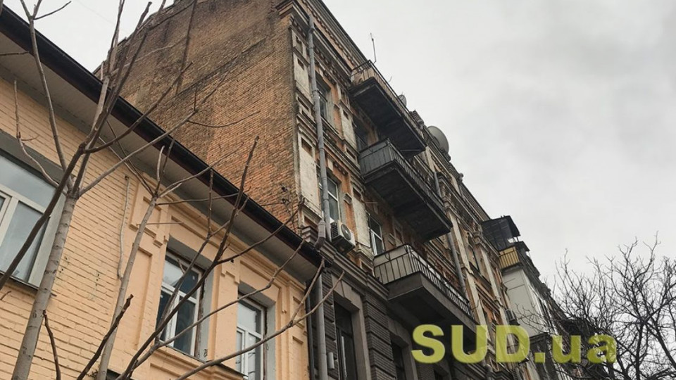 В Киеве девушка повесилась в подъезде многоэтажки