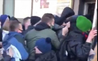 Киевляне устроили давку ради дешевых вещей в секонд-хенде, видео