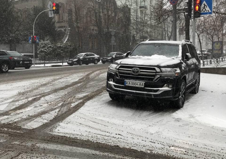 В Киеве на пешеходном переходе припарковал авто главный «Слуга народа»