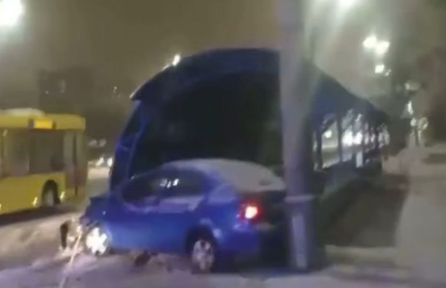 В Киеве легковушка въехала в подземный переход, видео
