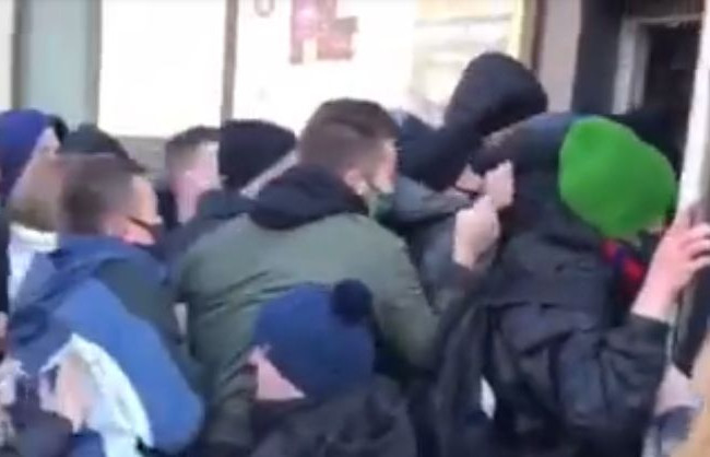 Киевляне устроили давку ради дешевых вещей в секонд-хенде, видео