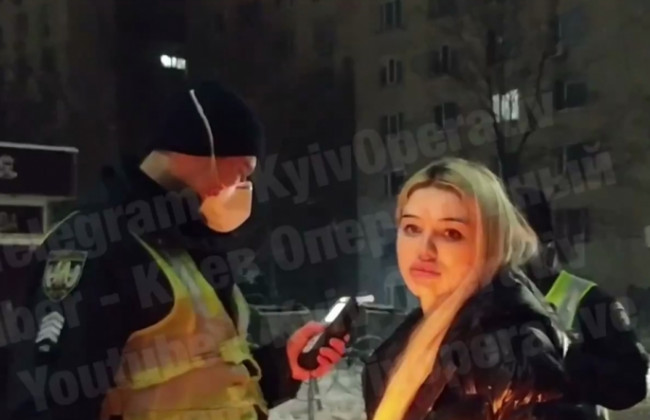 В Киеве женщина за рулем BMW врезалась в четыре припаркованных автомобиля