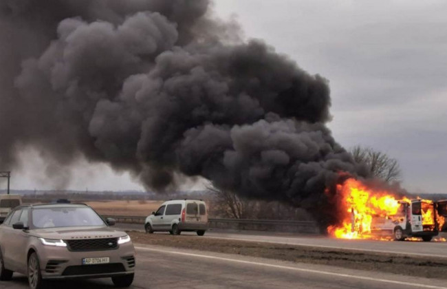 На трассе между Днепром и Харьковом вспыхнул микроавтобус: видео пожара