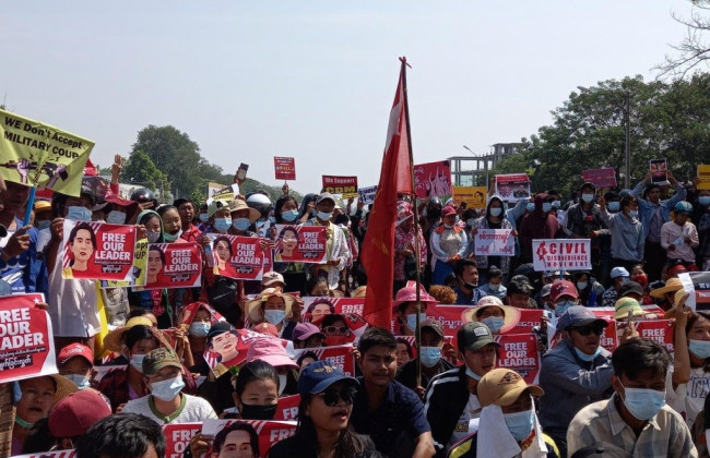 Китайские фабрики подожжены, и по меньшей мере 38 человек погибли в самый смертоносный день в Мьянме с момента переворота