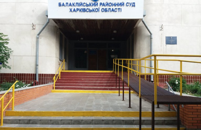 На здании суда неизвестный написал оскорбления в адрес судьи