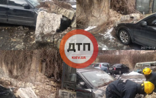 В Киеве на автомобиль упала часть стены: фото