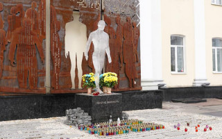 У Житомирі чоловік пошкодив пам’ятник Героям Небесної Сотні